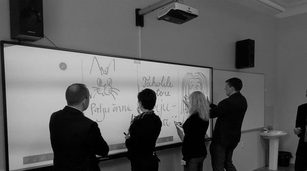Tallinna Reaalkoolis võeti kasutusele Eesti esimene 135" interaktiivne ja nutikas tahvel